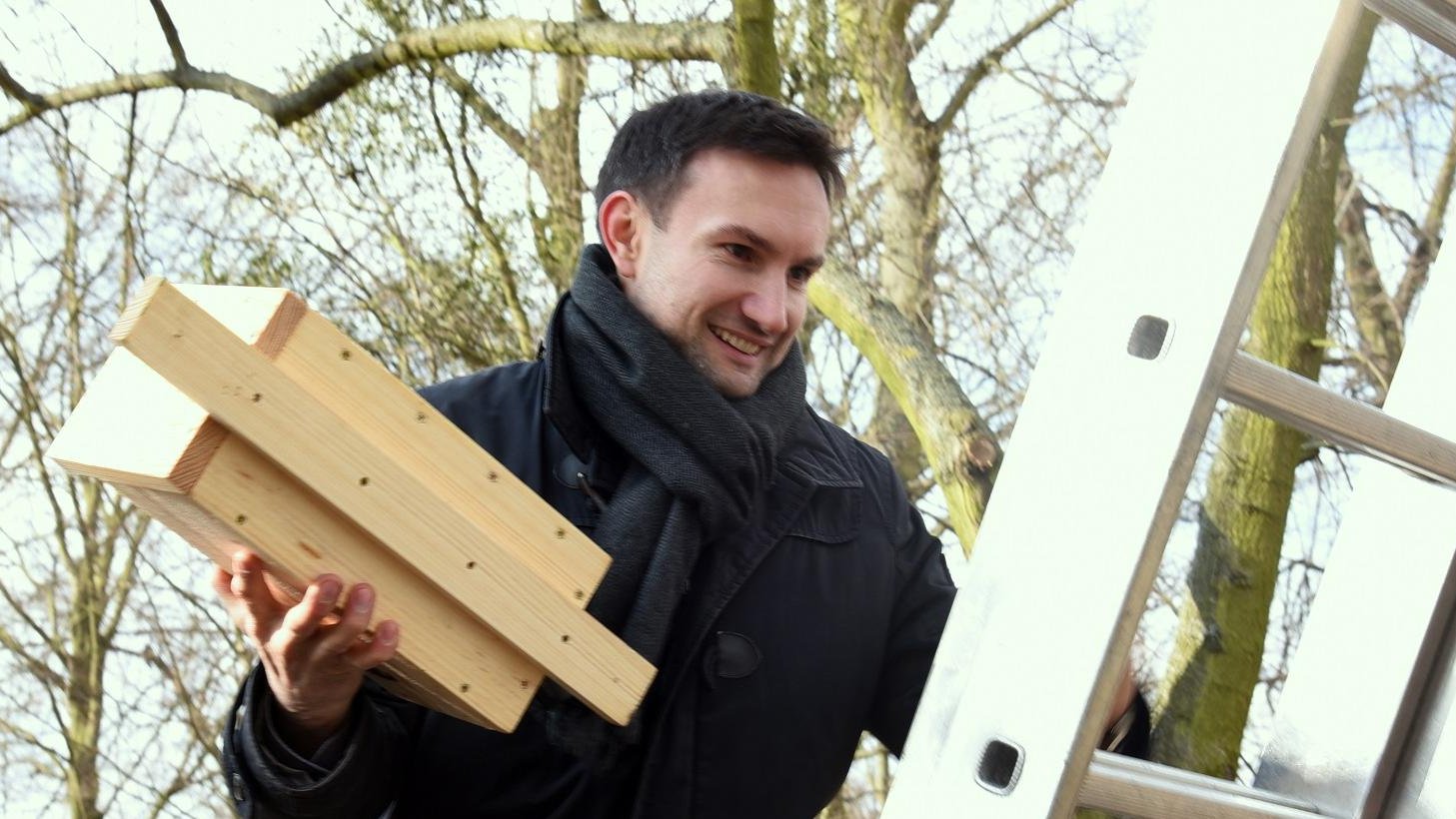 Pierwszą budkę lęgową zawiesili: Tomasz Lewandowski, zastępca prezydenta Poznania i prof. Piotr Tryjanowski z Uniwersytetu Przyrodniczego