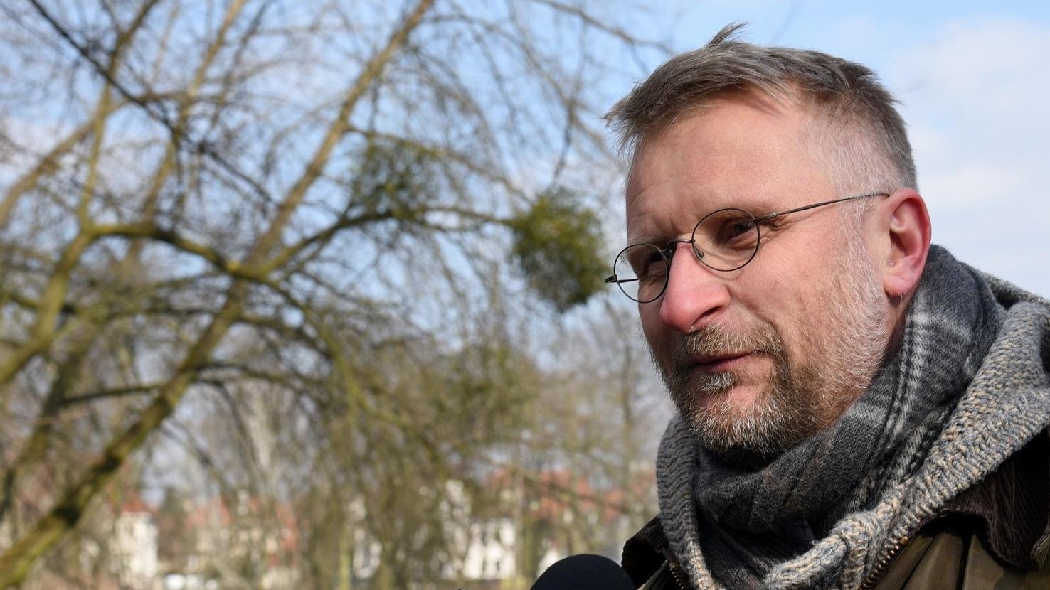 Pierwszą budkę lęgową zawiesili: Tomasz Lewandowski, zastępca prezydenta Poznania i prof. Piotr Tryjanowski z Uniwersytetu Przyrodniczego