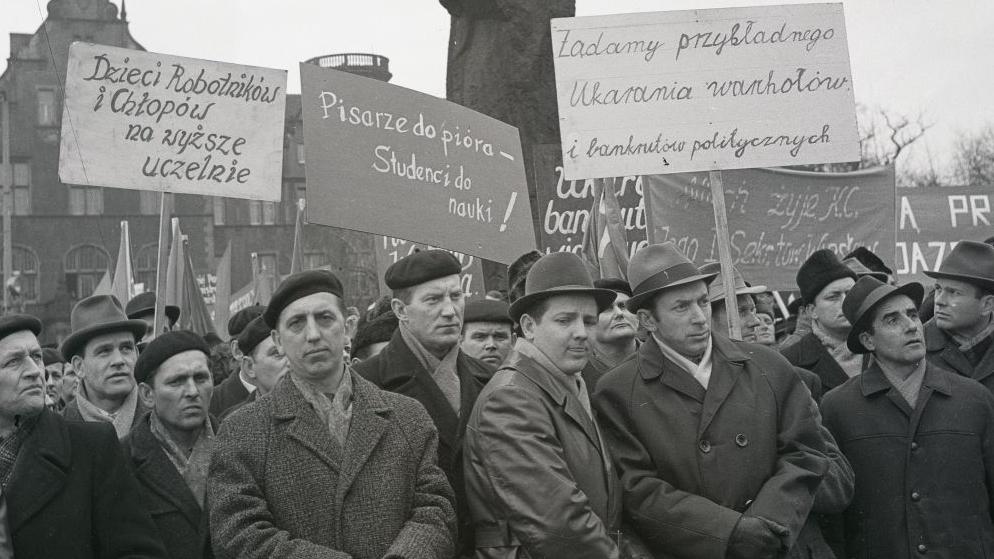 Tzw. aktyw robotniczy w czasie partyjnego wiecu na placu Mickiewicza, 16.03.1968 r., fot. J. Unierzyski, ze zb. MHMP - grafika artykułu