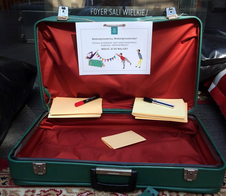 Skrzynia zbierająca opinie niekongresowiczów, fot. materiały organizatorów - grafika artykułu