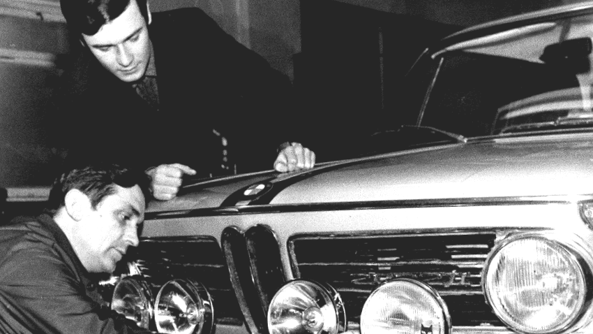 Andrzej Zembrzuski i Adam Smorawiński oraz ich rajdowe BMW, styczeń 1970 r., fot. archiwum prywatne Andrzeja Zembrzuskiego