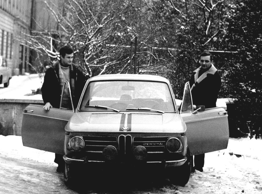 Andrzej Zembrzuski (z lewej) i Adam Smorawiński oraz ich rajdowe BMW, grudzień 1969 r., fot. archiwum prywatne Andrzeja Zembrzuskiego - grafika artykułu