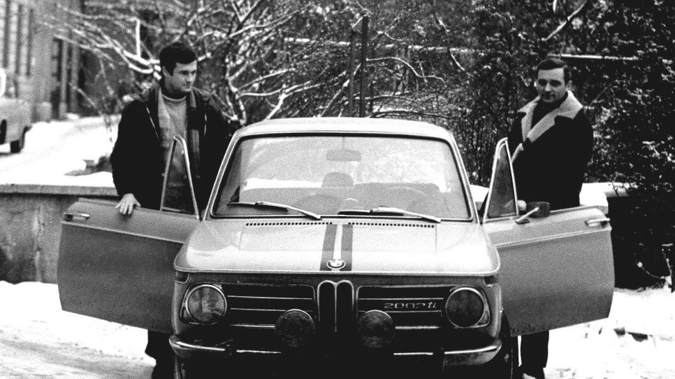 Andrzej Zembrzuski (z lewej) i Adam Smorawiński oraz ich rajdowe BMW, grudzień 1969 r., fot. archiwum prywatne Andrzeja Zembrzuskiego