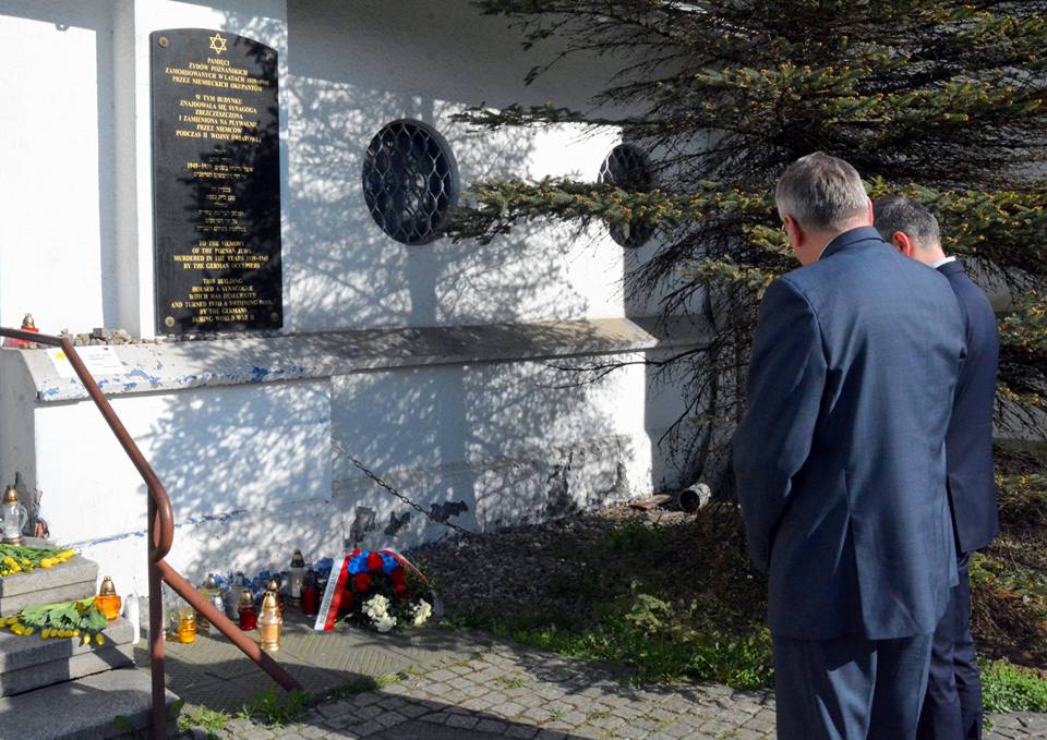 Przewodniczący RMP Grzegorz Ganowicz i wiceprezydent Jędrzej Solarski składają kwiaty pod dawną synagogą, fot. Urząd Miasta Poznania - grafika artykułu