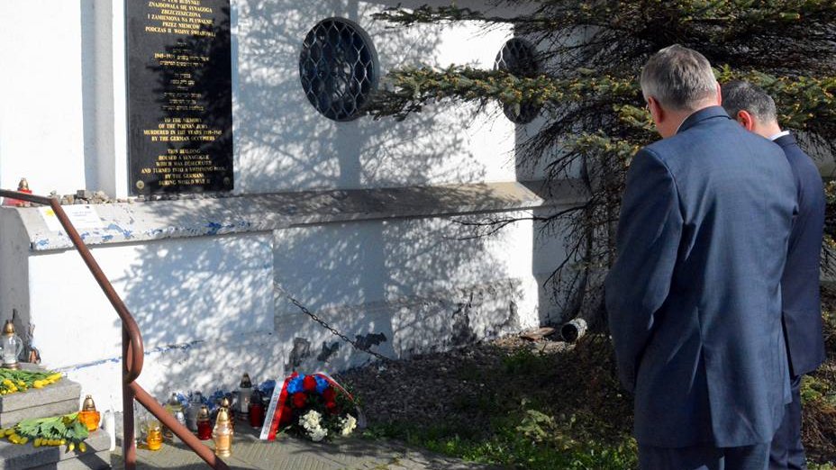 Przewodniczący RMP Grzegorz Ganowicz i wiceprezydent Jędrzej Solarski składają kwiaty pod dawną synagogą, fot. Urząd Miasta Poznania