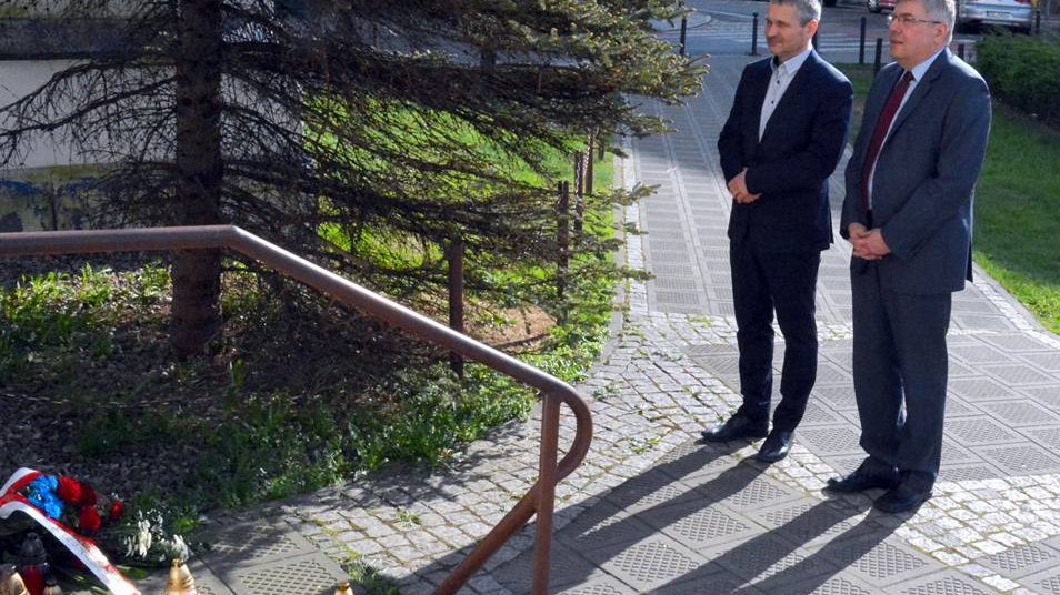 Przewodniczący RMP Grzegorz Ganowicz i wiceprezydent Jędrzej Solarski składają kwiaty pod dawną synagogą, fot. Urząd Miasta Poznania