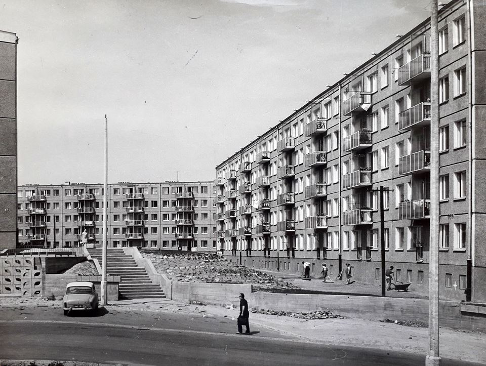 Osiedle Wielkiego Października (ob. Osiedle Pod Lipami), w głębi budynek nr 5, widok od ul. Słowiańskiej, początek lat 70. XX w., fot. ze zb. Archiwum KMP - grafika artykułu
