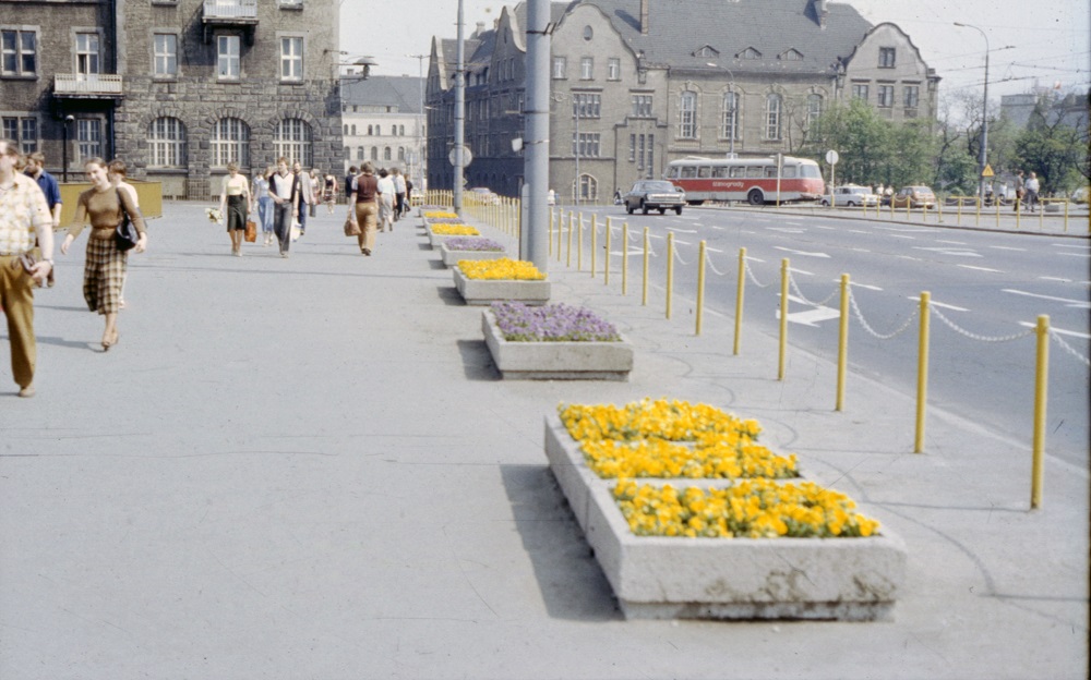 Kwietniki na moście Uniwersyteckim, przełom lat 70. i 80. XX wieku, fot. Zbigniew Haber - grafika artykułu
