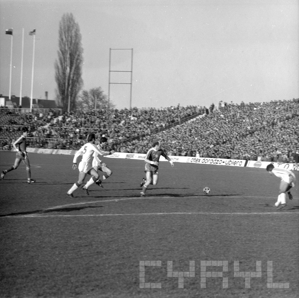 Towarzyski mecz Polska Grecja (5:2) na Stadionie im. 22. lipca (później Stadion im. Edmunda Szyca), przy piłce Grzegorz Lato, fot. Stanisław Wiktor / cyryl.poznan.pl - grafika artykułu