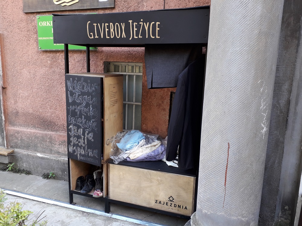 Givebox na Jeżycach, fot. M. Malinowski - grafika artykułu