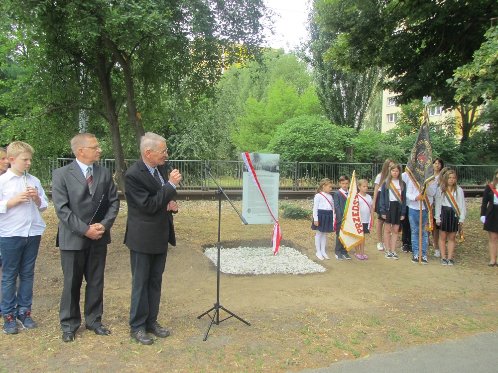 Uroczystości poprowadził przewodniczący Rady Osiedla Winiary Jan Chudobiecki - grafika artykułu