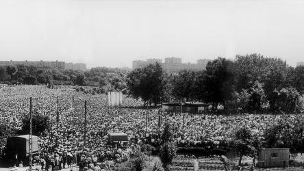 Tłumy wiernych na Łęgach Dębińskich, 20.06.1983 r., fot. Grażyna Soroka - grafika artykułu