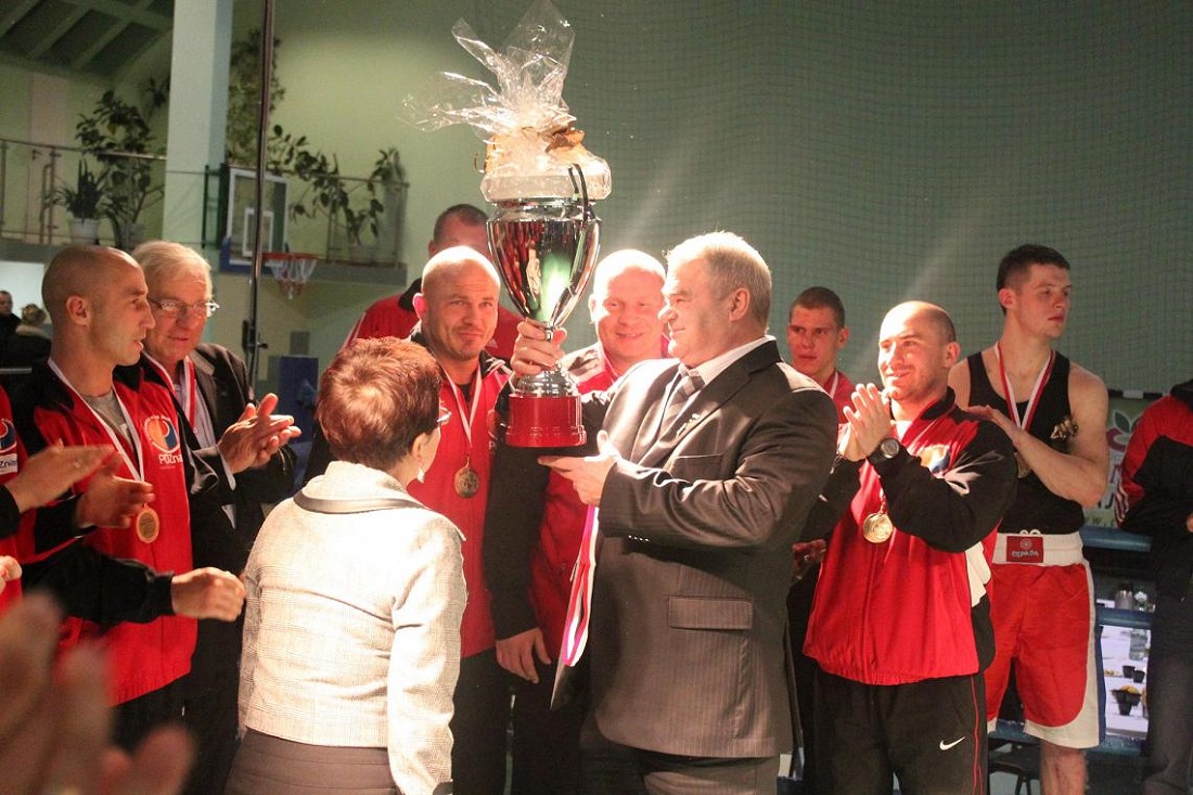 Zdzisław Nowak w środku z pucharem (fot. archiwum prywatne Z. Nowaka) - grafika artykułu