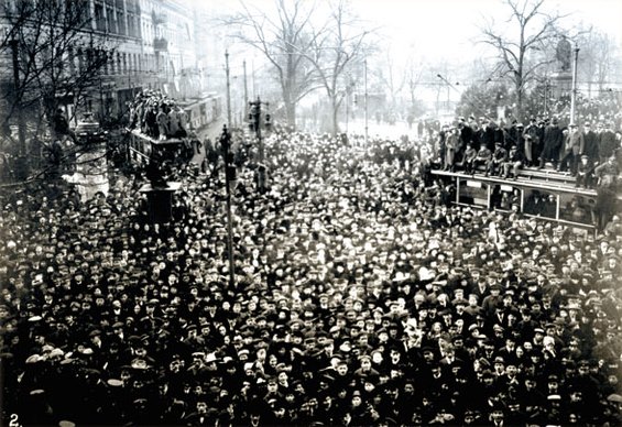 Manifestacja przed Bazarem Poznańskim, z okna którego przemawiał Ignacy Paderewski; 27 grudnia 1918, ze zbiorów Wielkopolskiego Muzeum Niepodległości w Poznaniu - grafika artykułu