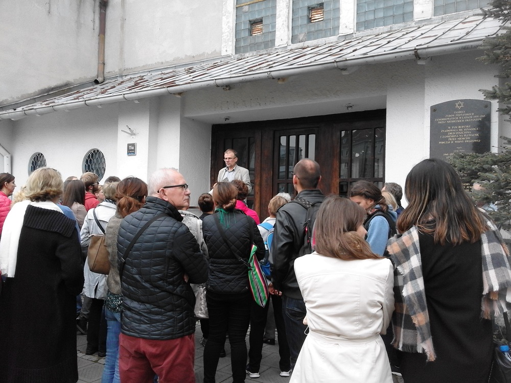 Andrzej Niziołek podczas jednego ze spacerów śladami Żydów w Poznaniu (2017 r.), fot. M. Malinowski, © Wydawnictwo Miejskie Posnania - grafika artykułu