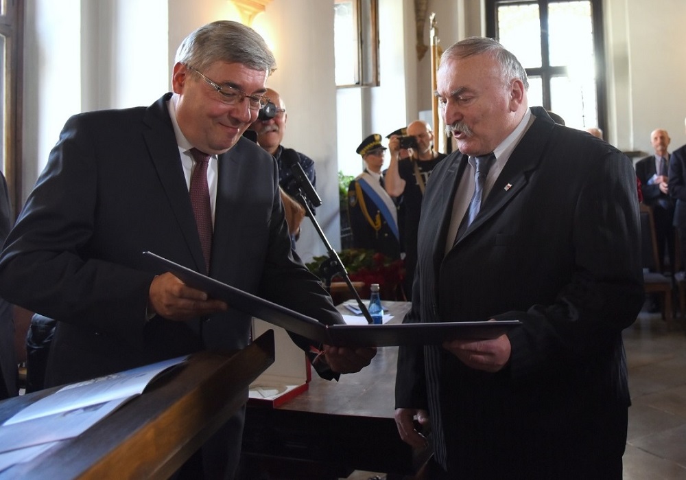 Henryk Rozmiarek odbiera tytuł Zasłużony dla Miasta Poznania (fot. Urząd Miasta Poznania) - grafika artykułu