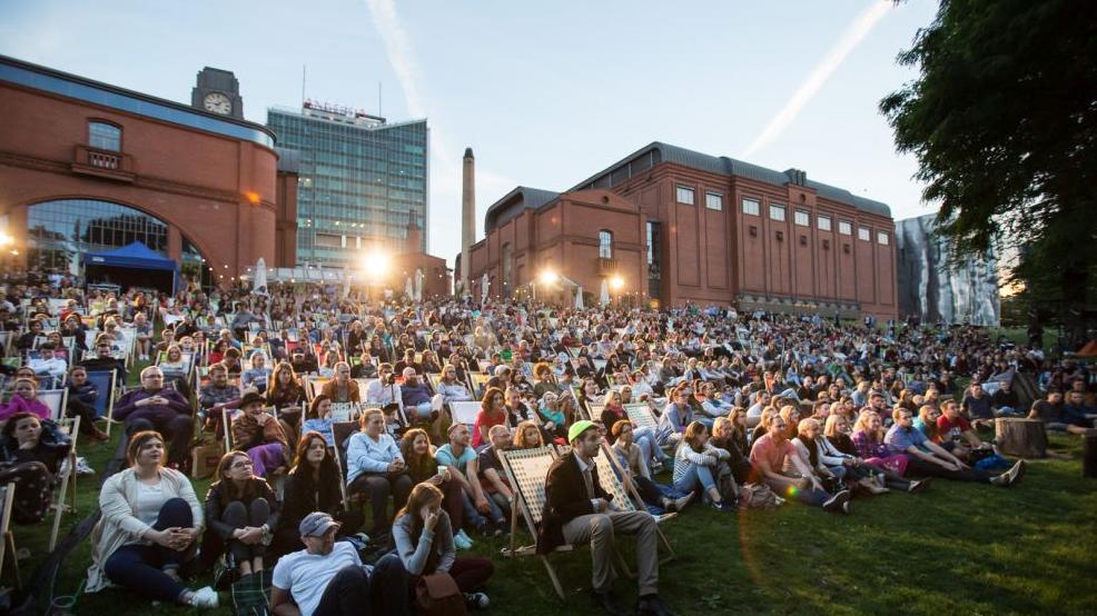 Plenerowa projekcja filmu już w sobotę na Plaży Szeląg. Na zdjęciu: Projekcja w parku Starego Browaru, fot. J. Wittchen - grafika artykułu