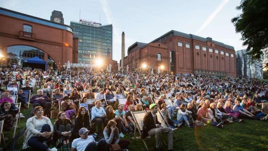 Plenerowa projekcja filmu już w sobotę na Plaży Szeląg. Na zdjęciu: Projekcja w parku Starego Browaru, fot. J. Wittchen