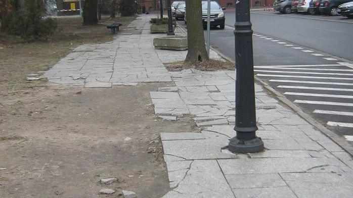 Chodnik przed remontem. fot. ZDM