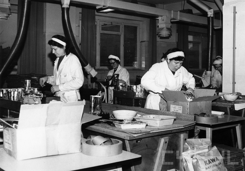 Pakowanie kawy w Poznańskiej Palarni Kawy Astra na Garbarach - grafika artykułu