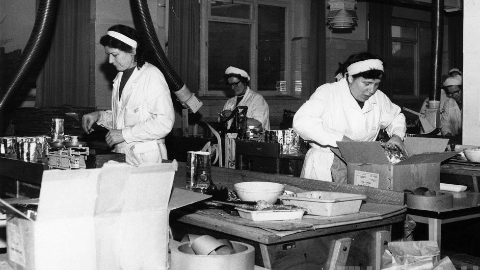 Pakowanie kawy w Poznańskiej Palarni Kawy Astra na Garbarach