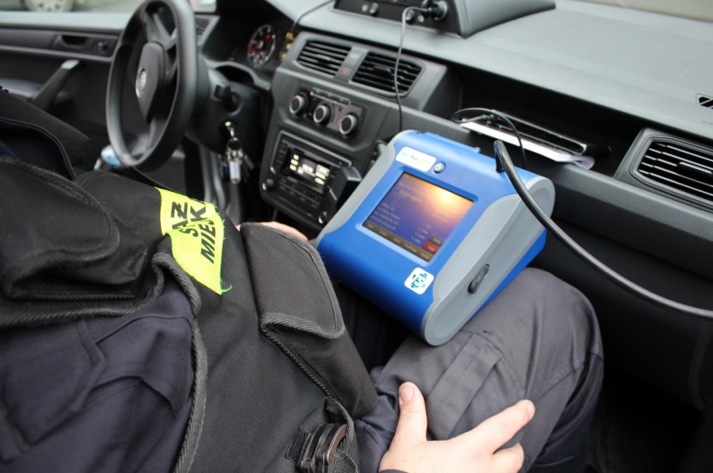 Straż Miejska korzysta z przenośnego urządzenia do pomiaru pyłu zawieszonego, fot. Urząd Miasta Poznania - grafika artykułu