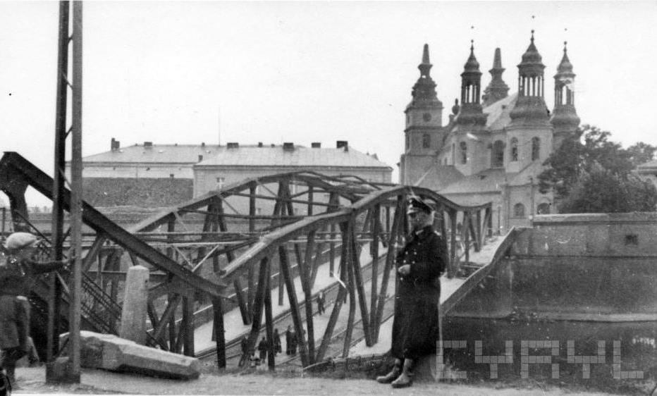 Most Cybiński wysadzony we wrześniu 1939 roku przez wycofujące się z Poznania polskie wojska, w głębi zabudowania Ostrowa Tumskiego, fot. Z. Zielonacki/ ze zbiorów CYRYL-a - grafika artykułu