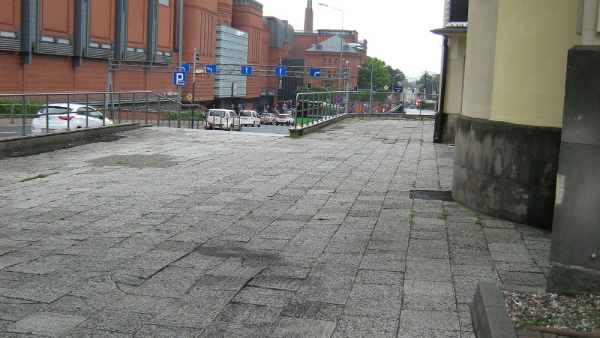 Chodnik przy Teatrze Muzycznym, fot. ZDM - grafika artykułu