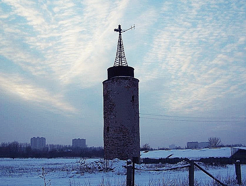 Zabytkowy wiatrak typu holenderskiego z 1910 r. Widok z zimy 2006/2007, kiedy przestrzeń dawnych gospodarstw ogrodniczych pomiędzy rondem Rataje a ulicą Milczańską pozostawała niezabudowana, fot. Adam Suwart - grafika artykułu