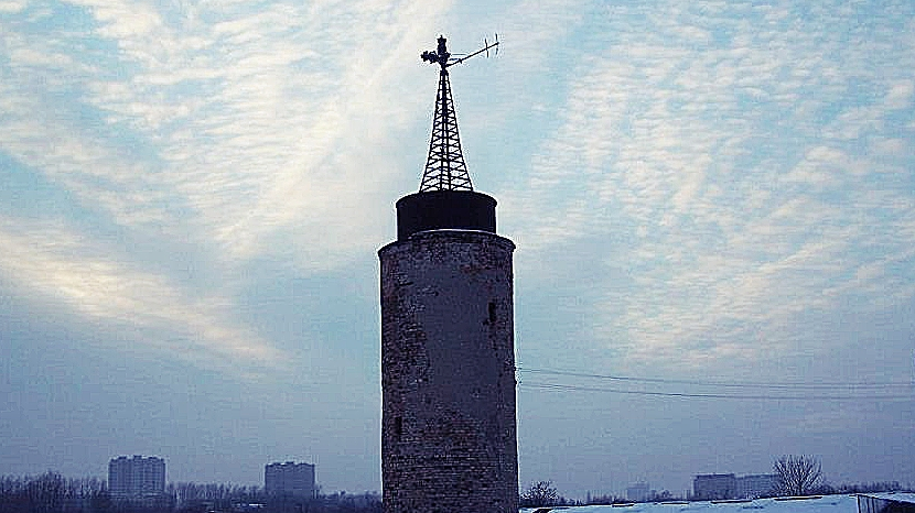 Zabytkowy wiatrak typu holenderskiego z 1910 r. Widok z zimy 2006/2007, kiedy przestrzeń dawnych gospodarstw ogrodniczych pomiędzy rondem Rataje a ulicą Milczańską pozostawała niezabudowana, fot. Adam Suwart