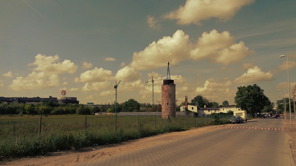 Wiatrak z fragmentem obejścia dawnego gospodarstwa ogrodniczego Rybaków; po lewej , w tle zabudowanie galerii handlowej, w miejscu, gdzie niegdyś uprawiano warzywa i owoce, fot. Adam Suwart