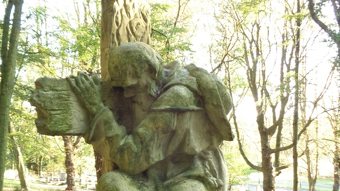 Dzięki ukształtowaniu terenu cmentarzy na stoku Cytadeli, figura "Pielgrzyma" zdaje się wspinać na szczyt wzgórza niczym na Golgotę, co przywodzi na myśl sceny pasyjne i przydaje rzeźbie dynamizmu, fot. Adam Suwart