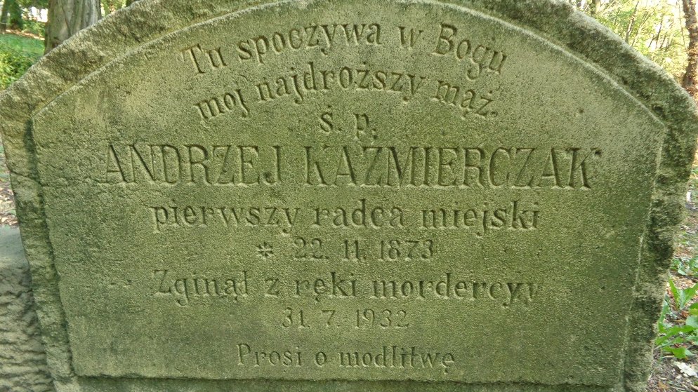 Na tablicy nagrobnej wyryto błędną datę roczną śmierci - 1932 zamiast 1922. Adnotacja "Pierwszy radca miejski" oznacza, że zmarły należał do pierwszej rady miasta Poznania po odzyskaniu niepodległości, fot. A. Suwart