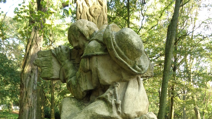 "Pielgrzym" wg projektu Władysława Marcinkowskiego wyposażony jest w pielgrzymie atrybuty, m.in. laskę, kapelusz i muszlę, fot. Adam Suwart