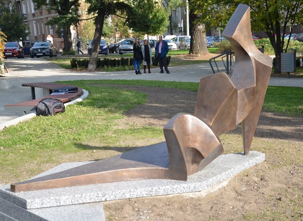 "Leżąca w słońcu", rzeźba prof. Anny Rodzińskiej, fot. Urząd Miasta Poznania - grafika artykułu