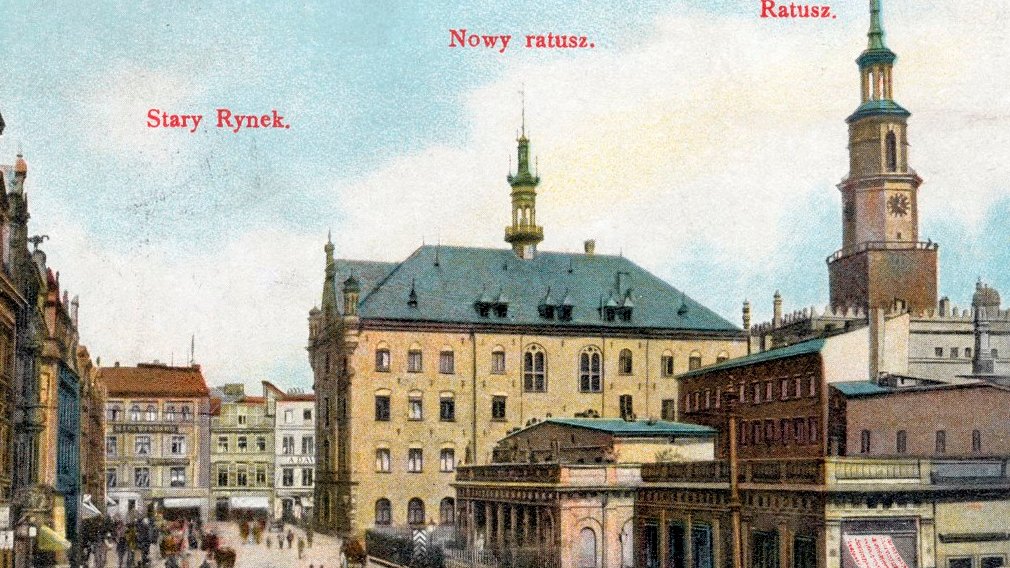 Południowa elewacja Nowego Ratusza na Starym Rynku, na pierwszym planie Odwach, po prawej stronie wieża ratusza, około 1904 roku, źródło MKZ/cyryl.poznan.pl