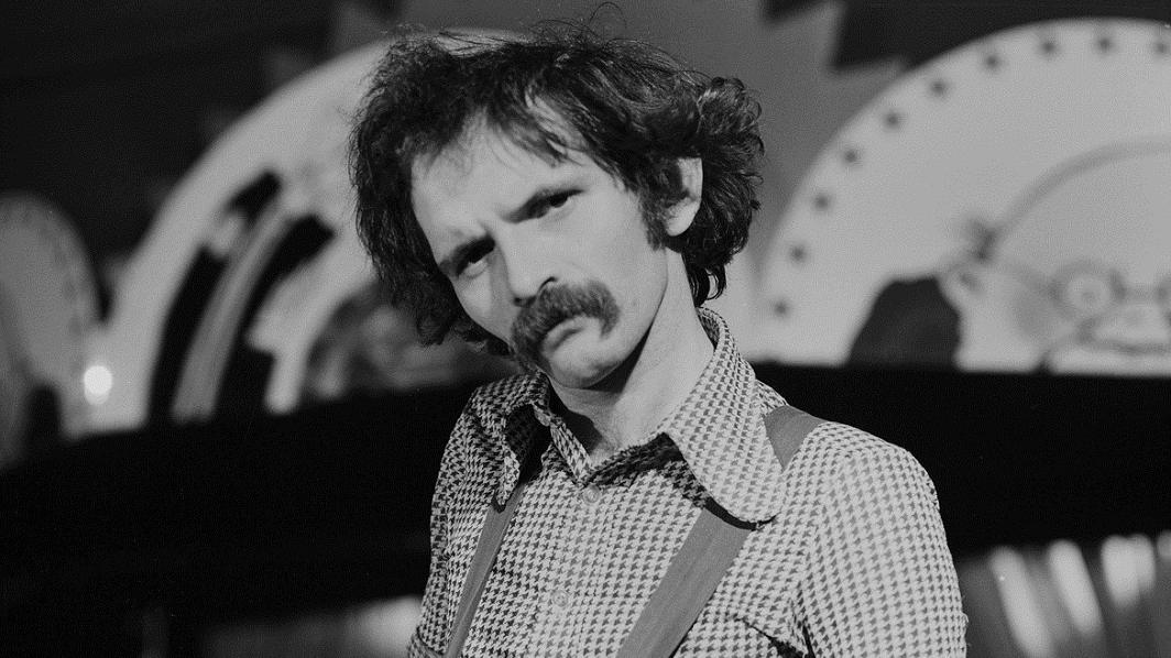 Bohdan Smoleń w programie kabaretu Tey "Zbiórka, czyli z rolnictwem na Tey" w siedzibie kabaretu przy ul. Woźnej, 1978 r., fot. Jerzy Nowakowski / cyryl.poznan.pl - grafika artykułu