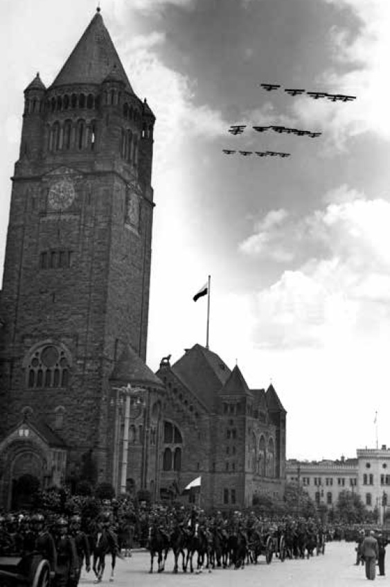 3.06.1936 r. ulicą, którą 26.06.1935 r. od Gwarnej do Gajowej przemianowano na al. Marszałka Piłsudskiego, przeszła defilada z okazji 10-lecia prezydentury Ignacego Mościckiego. - grafika artykułu