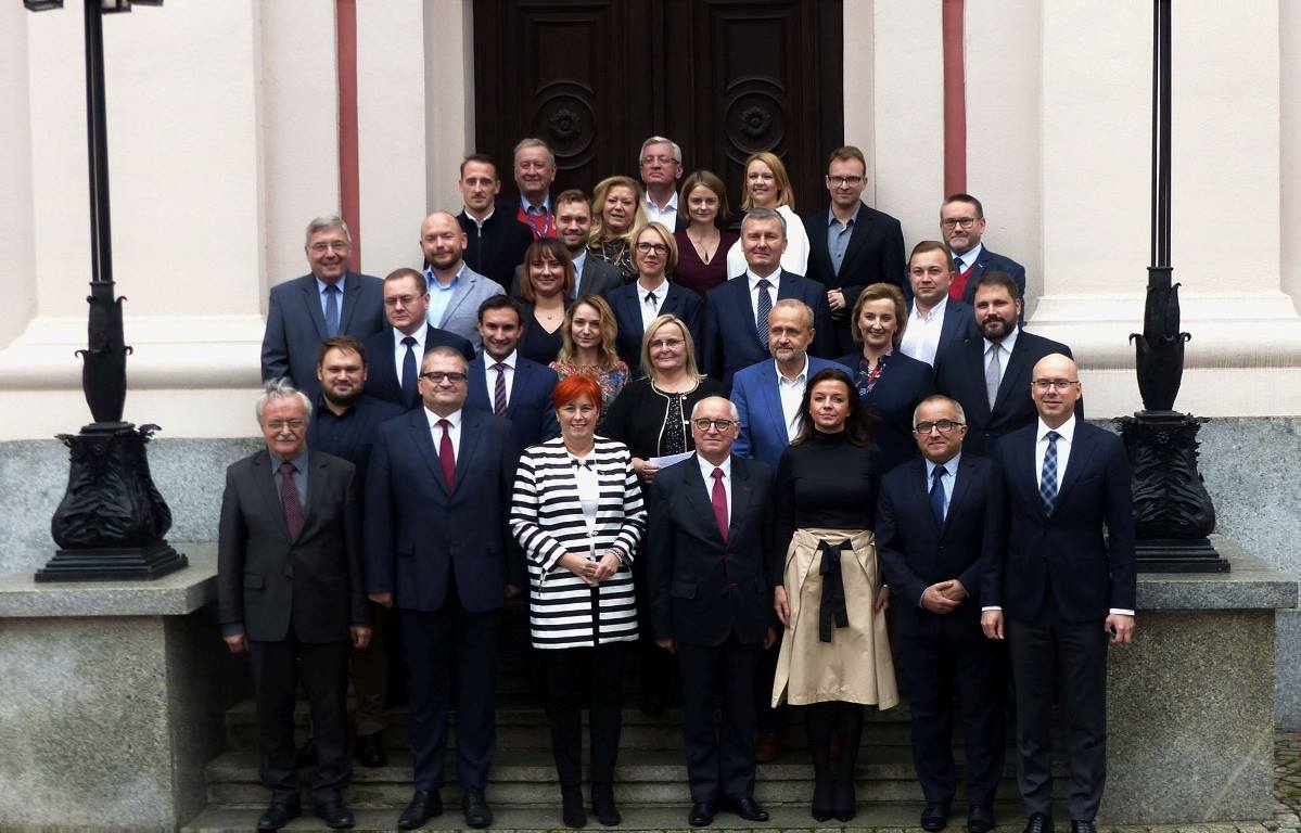 Pamiątkowe zdjęcie radny Rady Miasta Poznania kadencji 2014-2018, fot. Jagoda Haloszka - grafika artykułu