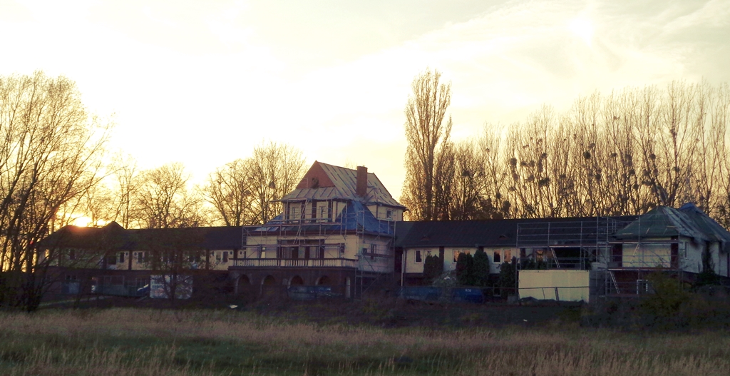 Widok wschodniej (nadwarciańskiej) elewacji Łazienek Rzecznych, wzniesionych w 1924 r. wg proj. Jerzego Tuszowskiego przy ul. Piastowskiej 71 w Poznaniu, fot. Adam Suwart - grafika artykułu