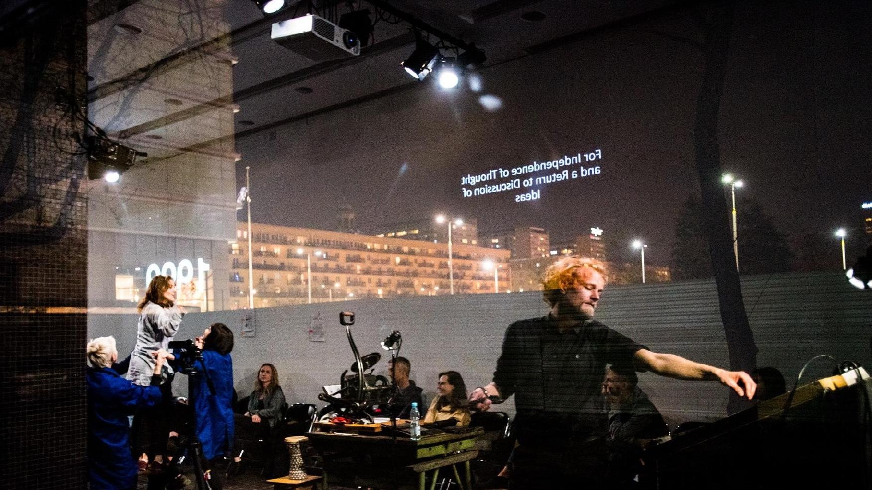 "Globalna wojna domowa" - spektakl Biennale Warszawa - w piątek w Pawilonie