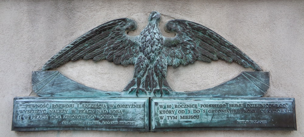 Umieszczona na gmachu kina Apollo w 1988 r. skromna tabliczka, upamiętniająca Polski Sejm Dzielnicowy, fot. Adam Suwart - grafika artykułu