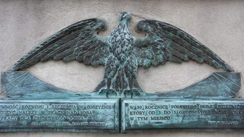 Umieszczona na gmachu kina Apollo w 1988 r. skromna tabliczka, upamiętniająca Polski Sejm Dzielnicowy, fot. Adam Suwart