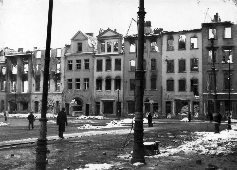 Stary Rynek po zniszczeniach wojennych z 1945 r. Szczęśliwie kamienica pod numerem 48 (piąta od prawej) ucierpiała nieznacznie. W XVI wieku mieszkał w niej Kasper Goski, źródło: cyryl.poznan.pl - grafika artykułu