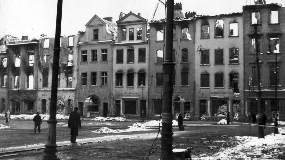 Stary Rynek po zniszczeniach wojennych z 1945 r. Szczęśliwie kamienica pod numerem 48 (piąta od prawej) ucierpiała nieznacznie. W XVI wieku mieszkał w niej Kasper Goski, źródło: cyryl.poznan.pl