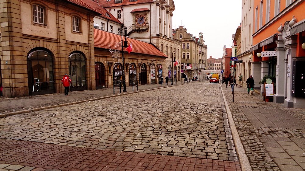 Współczesny widok ulicy Paderewskiego. Przed wojną nosiła ona nazwę Nowej i w 1930 jej nawierzchnię wymieniono w ciągu zaledwie 38 godzin, fot. Adam Suwart