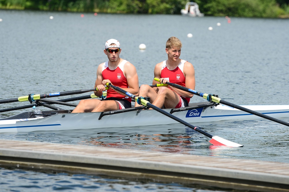 Mateusz Świętek (z lewej) lubi pływać w dwójce lub w czwórce. Tutaj w parze z klubowym kolegą Dawidem Pieniakiem, fot. I. Głowacka - grafika artykułu