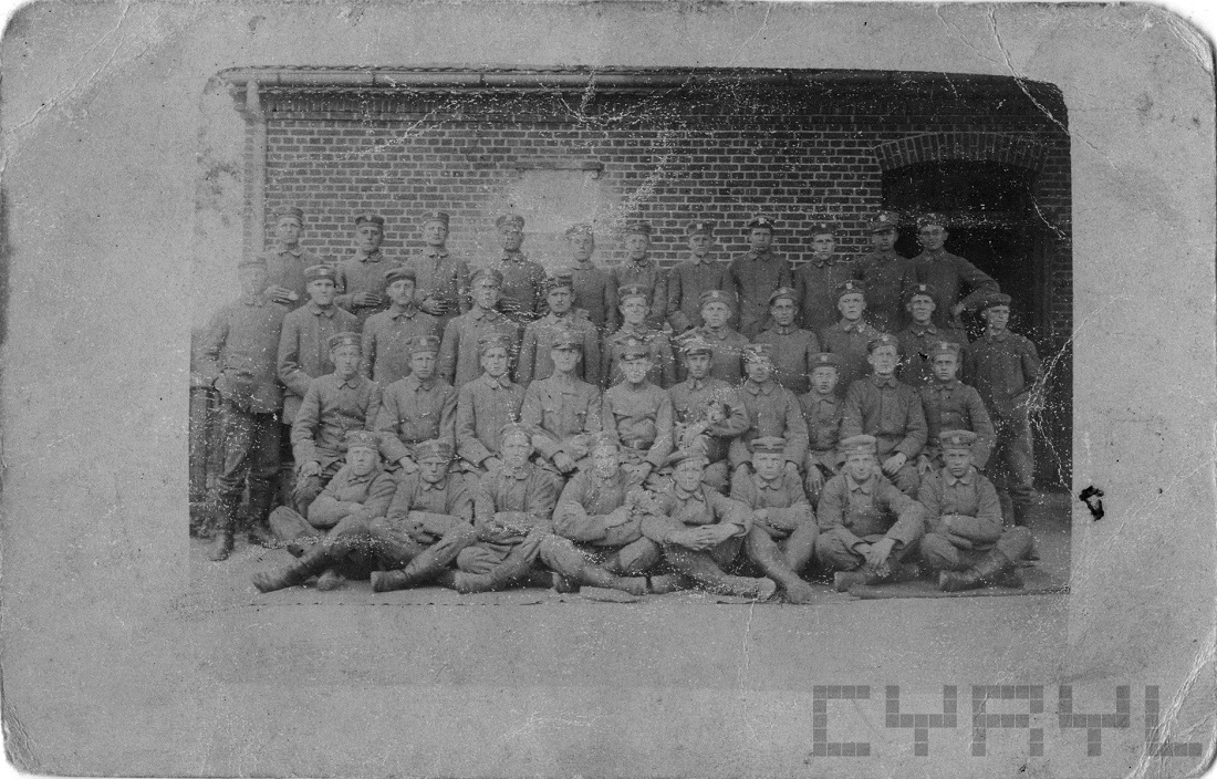 Powstańcy wielkopolscy w niemieckich mundurach z wielkopolskimi orłami na czapkach, podoficerowie w mundurach Wojsk Wielkopolskich w rogatywkach, właściciel: Hieronim Cugier - grafika artykułu