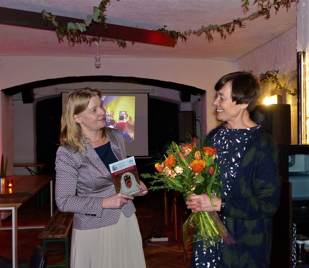 Katarzyna Kamińska, dyrektor WMP podczas wręczania statuetki Annie Hryniewieckiej, dyrektor CK Zamek (fot. Jagoda Haloszka) - grafika artykułu