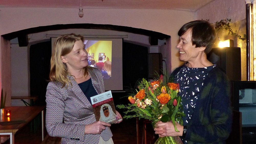 Katarzyna Kamińska, dyrektor WMP podczas wręczania statuetki Annie Hryniewieckiej, dyrektor CK Zamek (fot. Jagoda Haloszka)